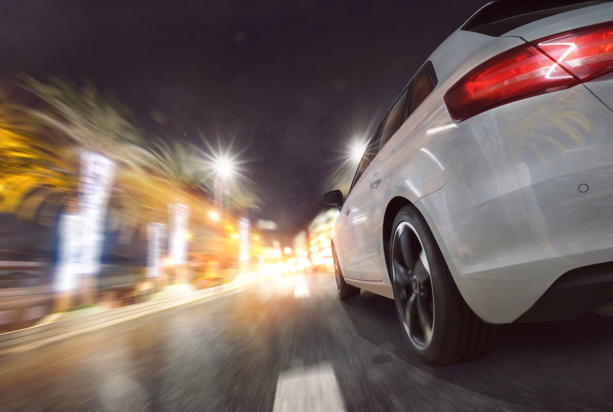 Машина на дороге