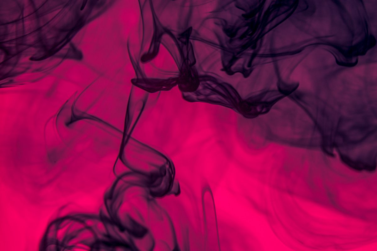 Красный дым на черном фоне