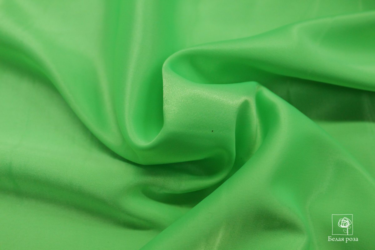 Красивый фон из зеленого шелка