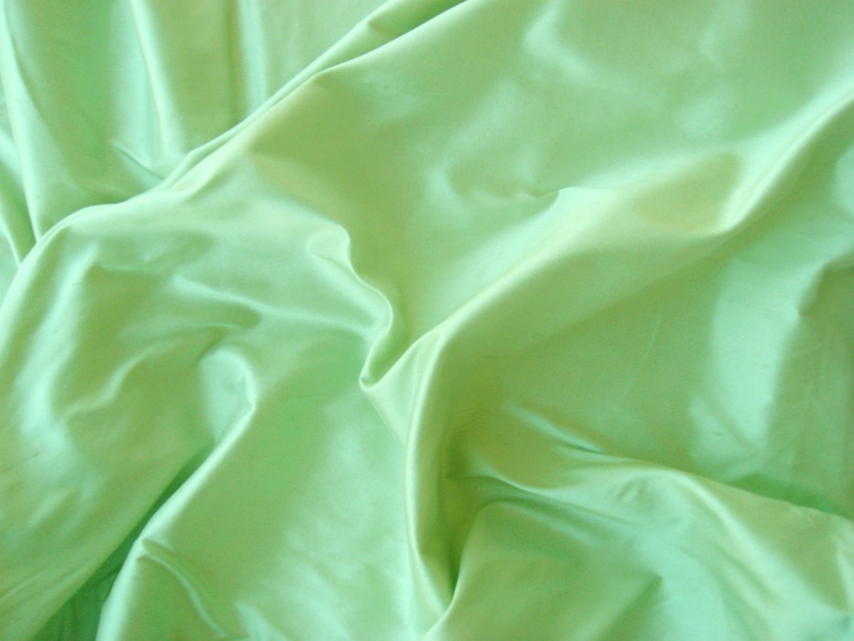 Светло зеленый шелк