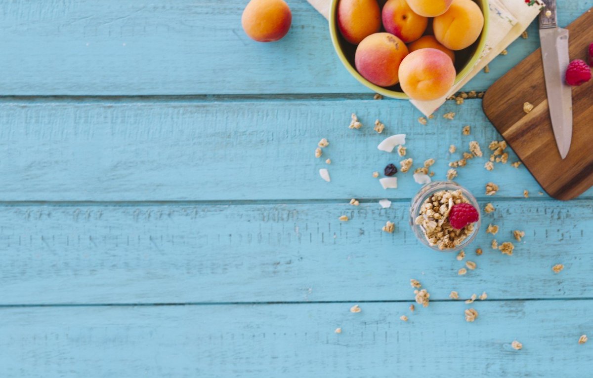 Фрукты на деревянной доске