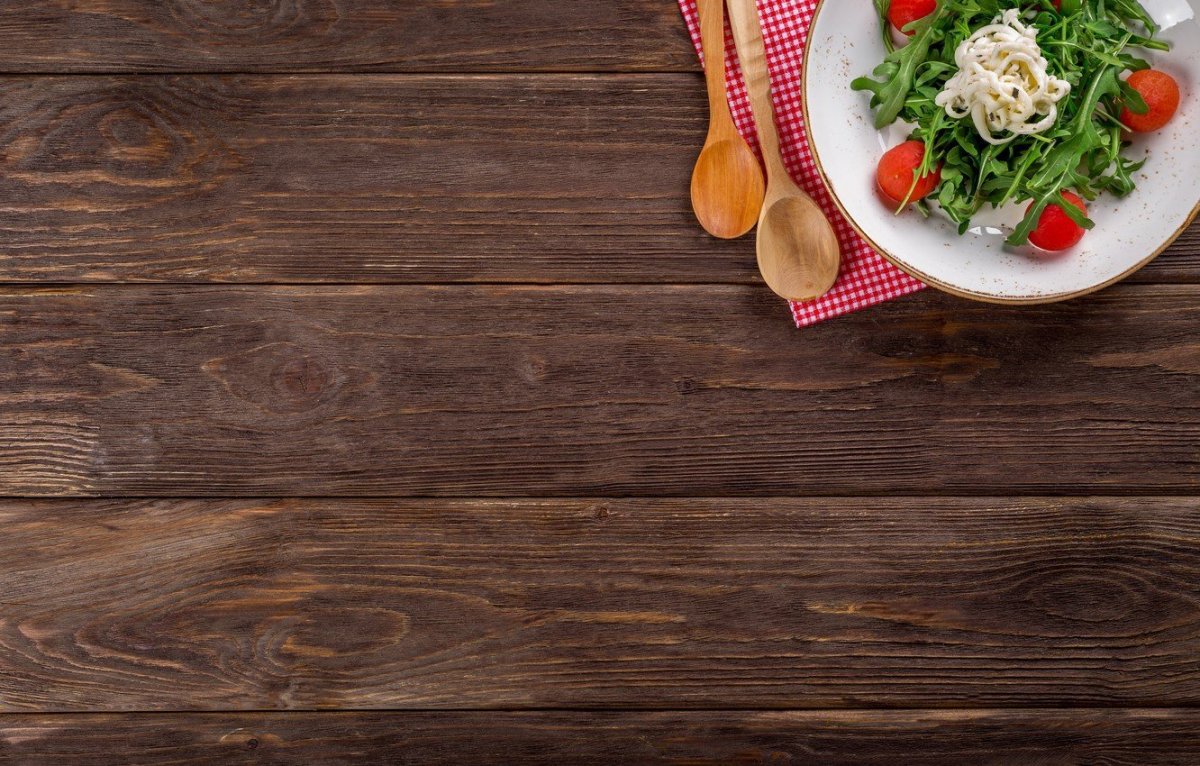 Еда на деревянном столе