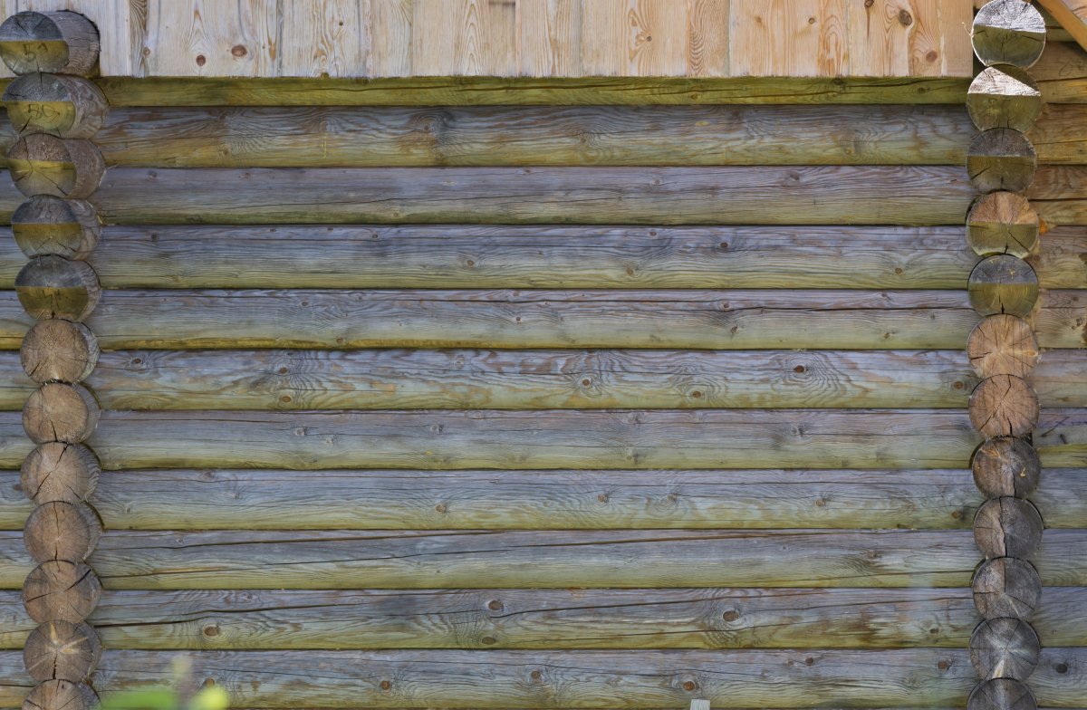 Стена старого бревенчатого дома