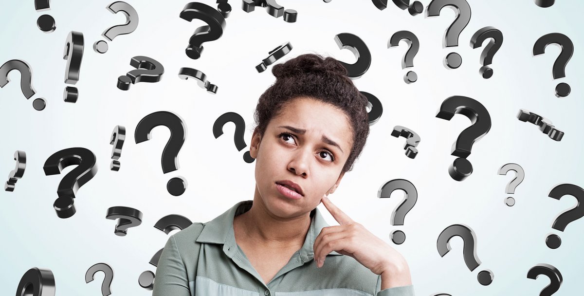 Знак вопроса на сером фоне