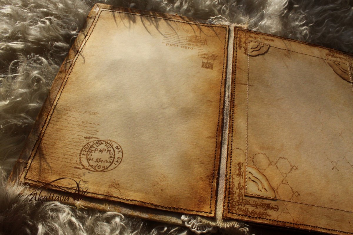 Раскрытый старый фотоальбом