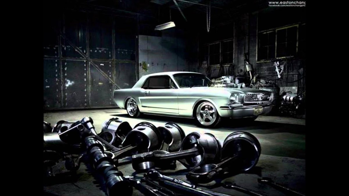 Астон Мартин в гараже