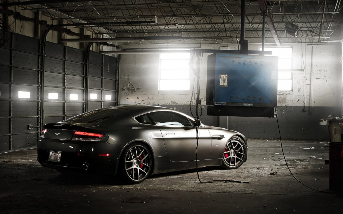 Машина в гараже