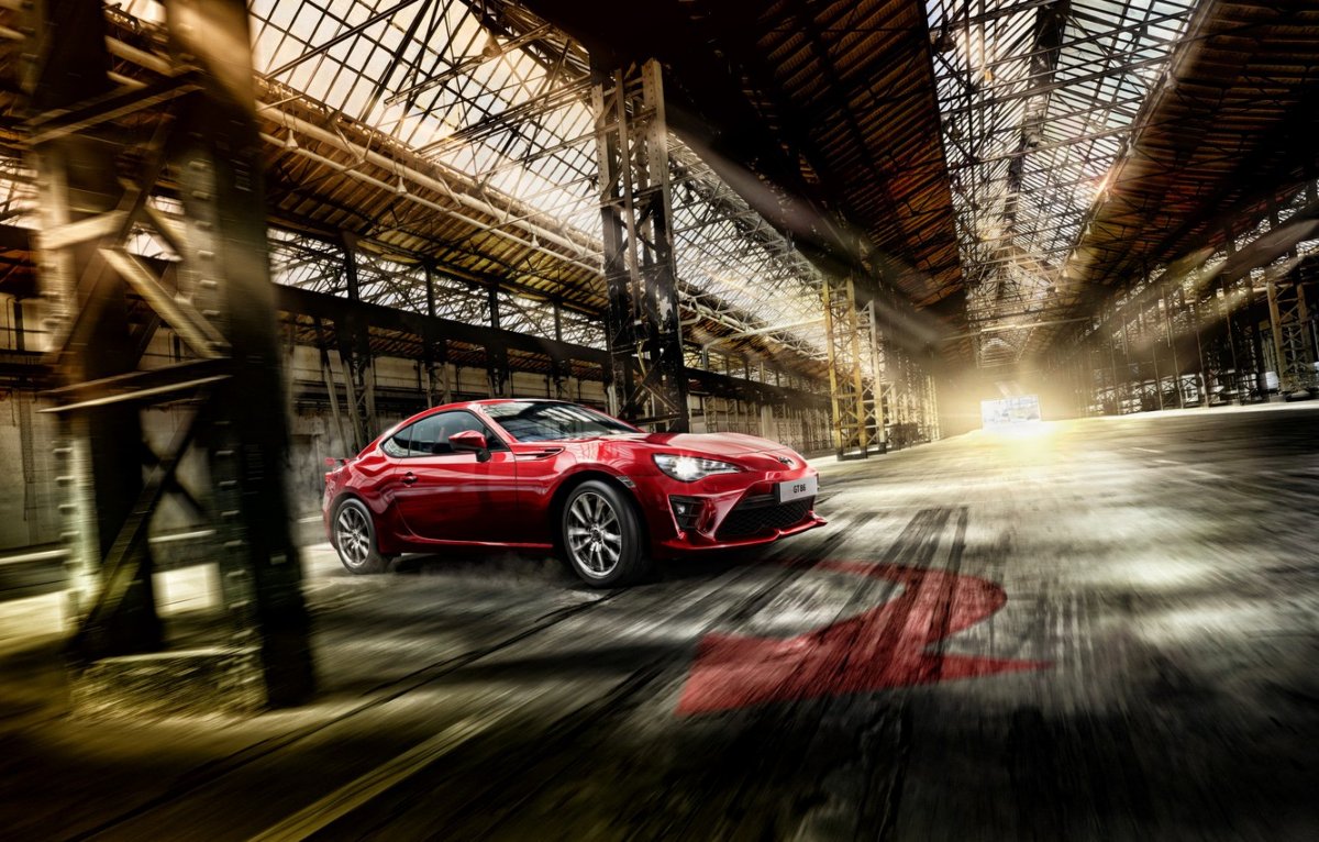 Старый автомобиль в гараже