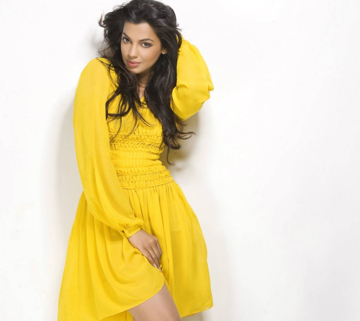 Желтый фон с сердечками