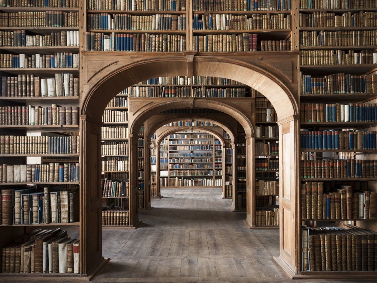 Старинная библиотека