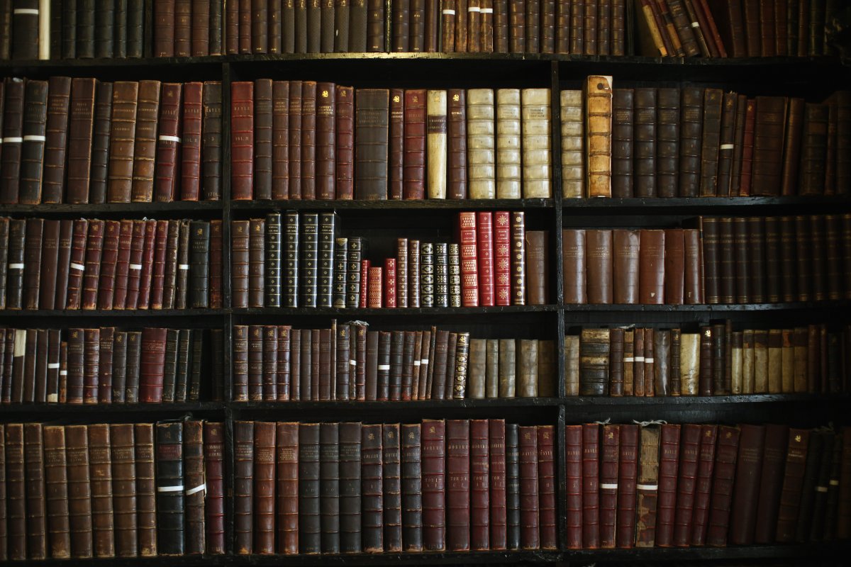 Старинный стеллаж с книгами