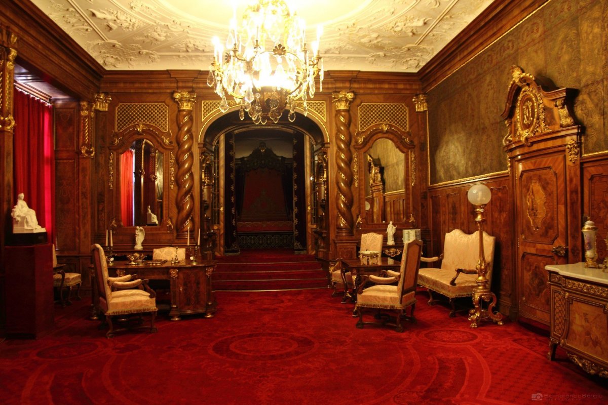 Интерьер замка Пелеш Франция