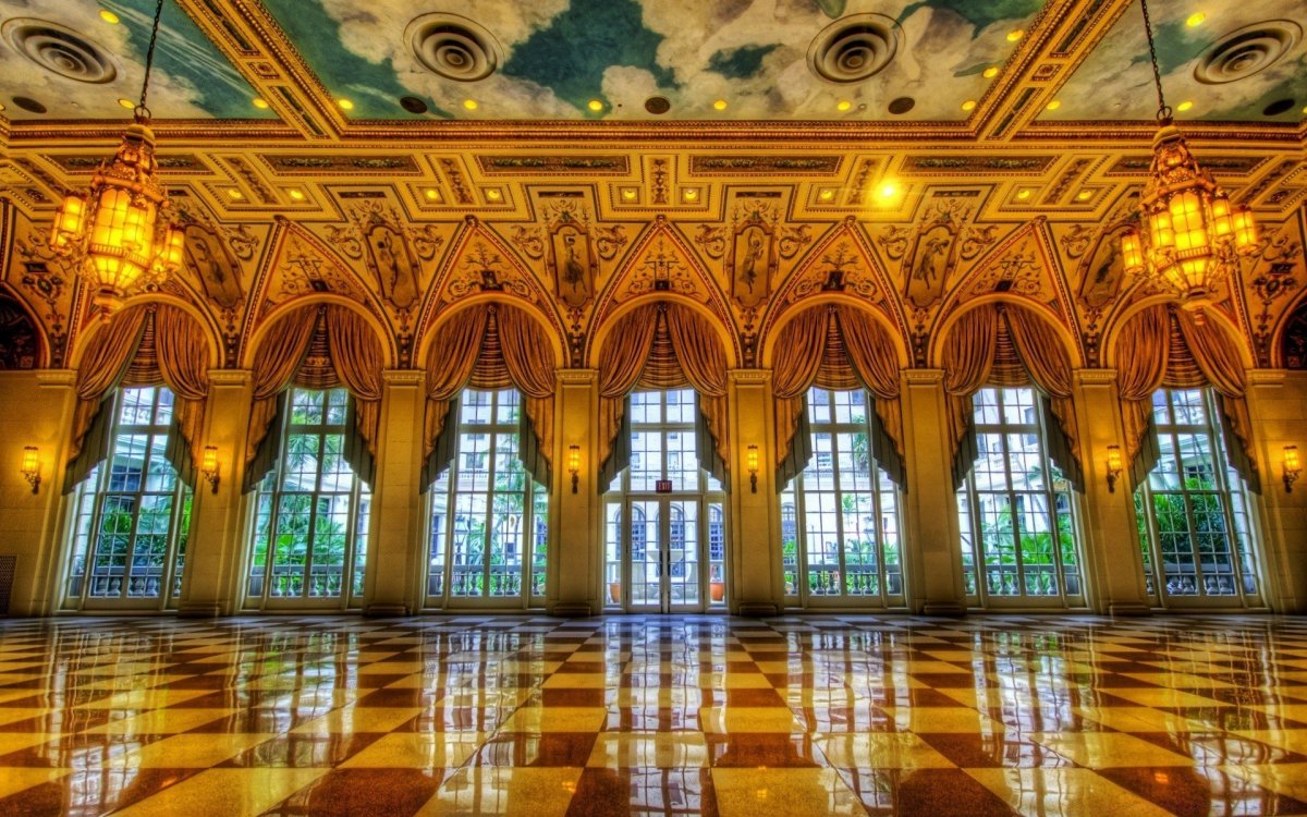 Королевский дворец изнутри бальный зал
