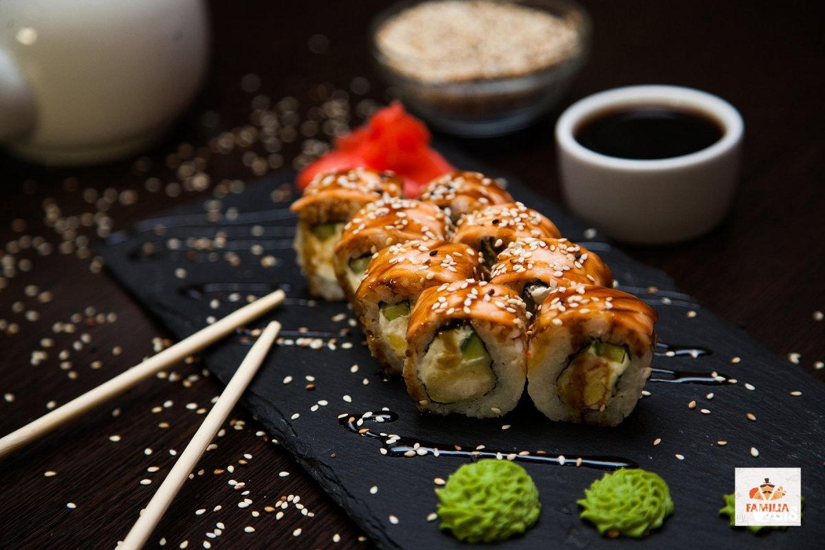 Красивые роллы на черном фоне