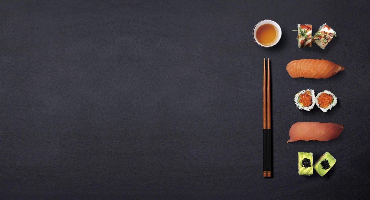 Суши на черном фоне сбоку