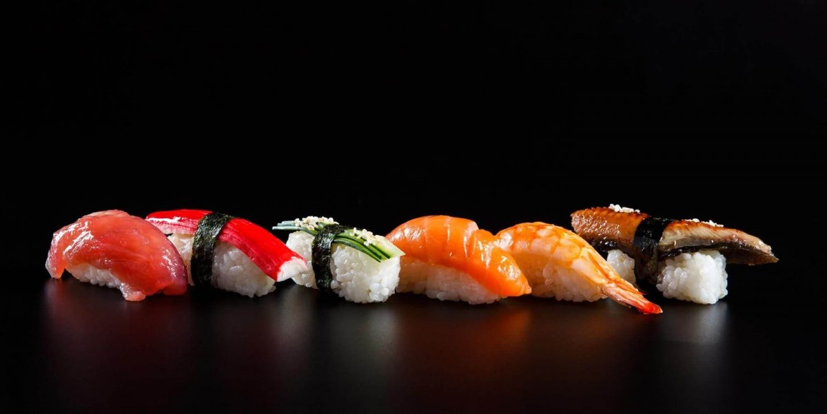 Роллы на черном фоне