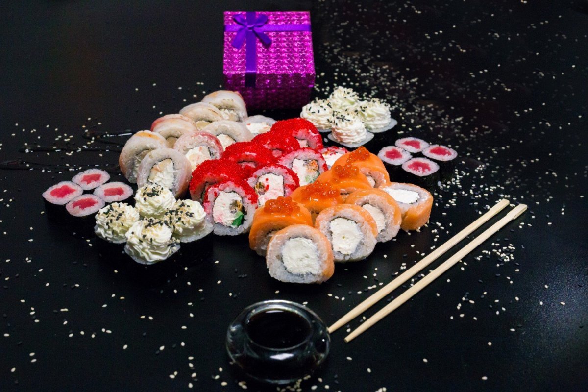 Красивые роллы на черном фоне