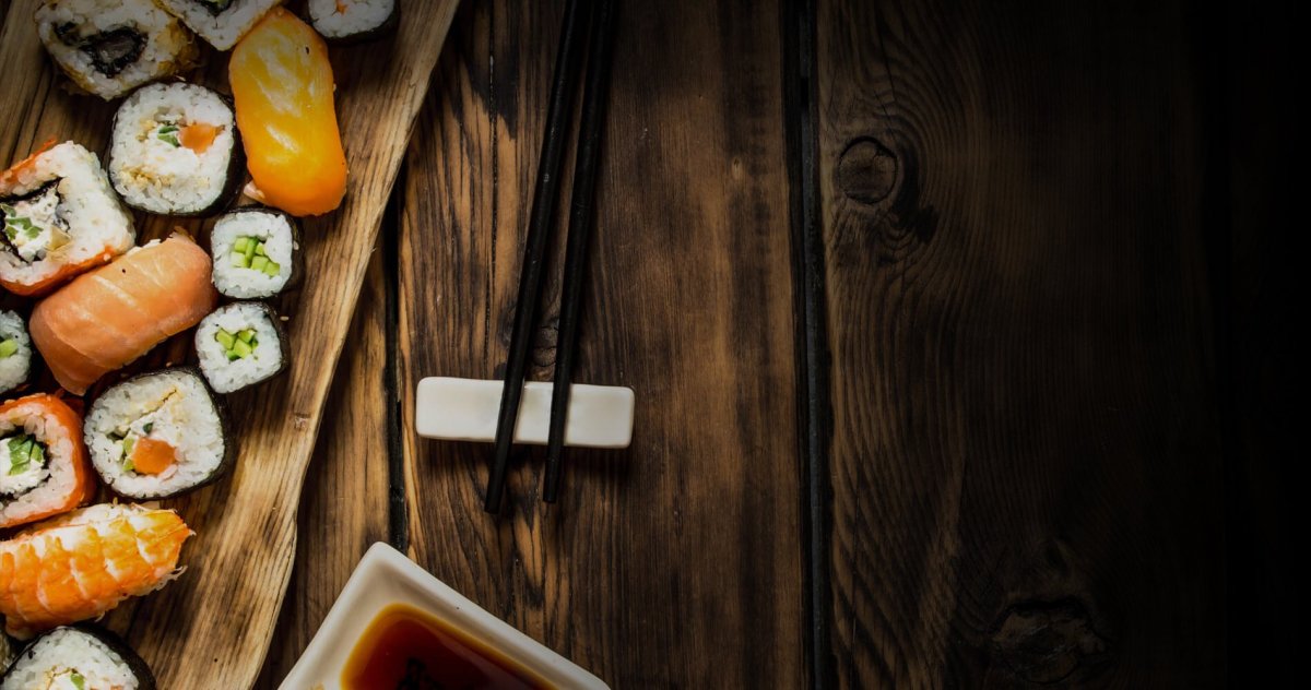 Роллы на черном фоне