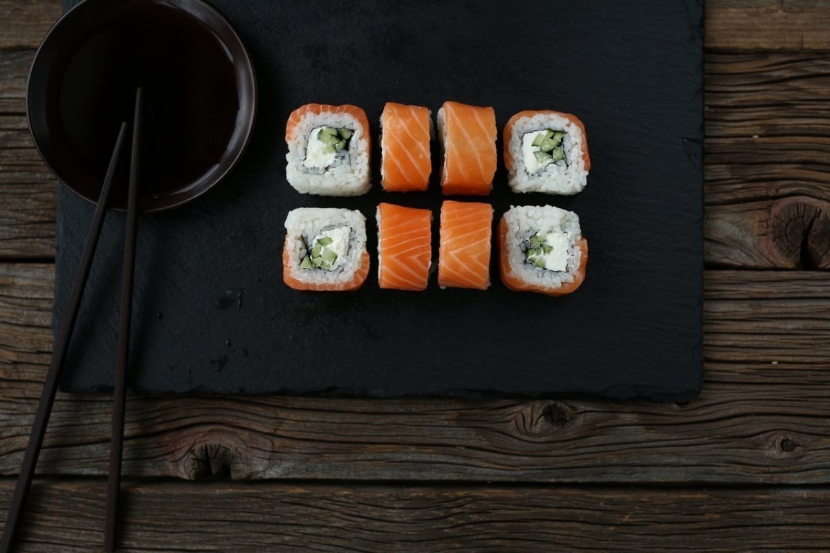 Суши на темном фоне