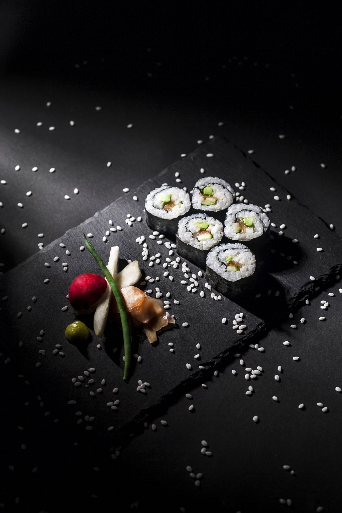 Красивые роллы на черном фоне