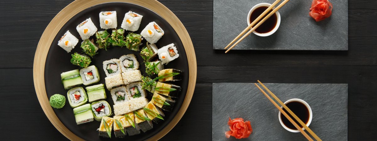 Суши на тарелке вид сверху