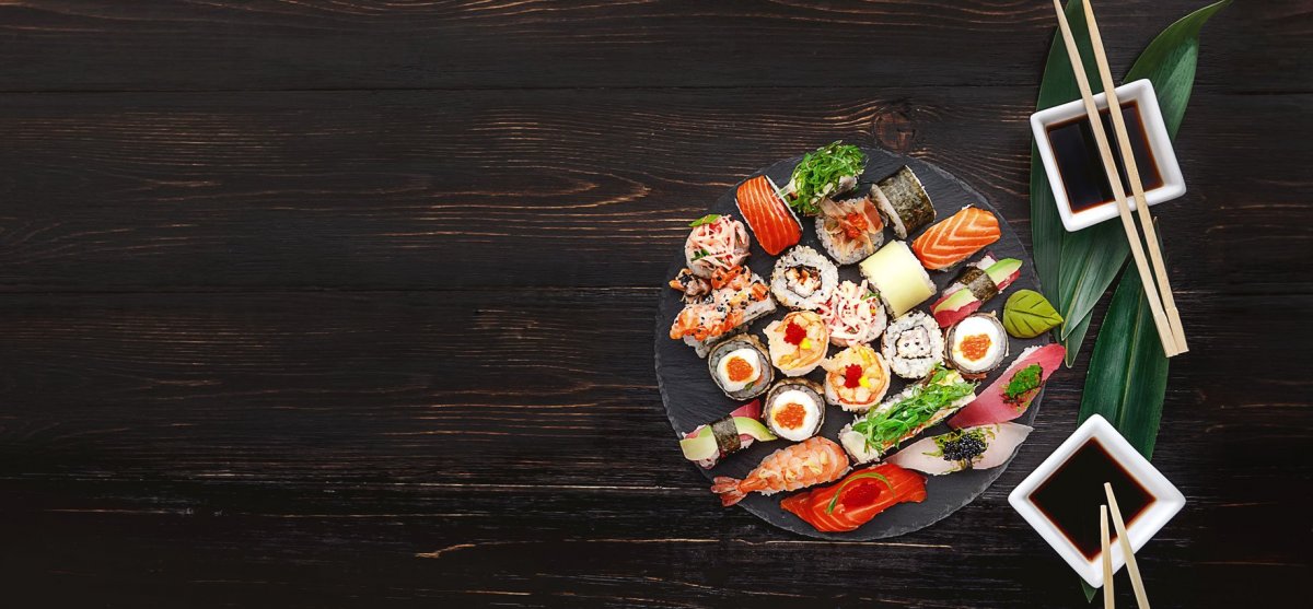 Суши на деревянном столе