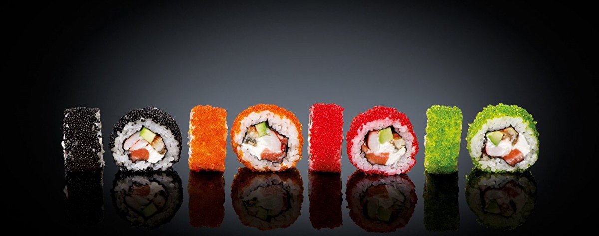 Роллы на темном фоне