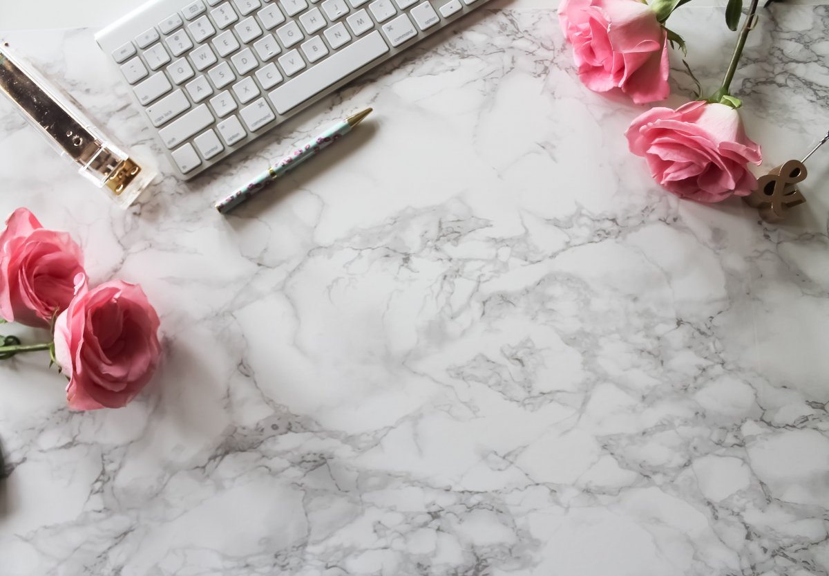 Цветы на фоне окна