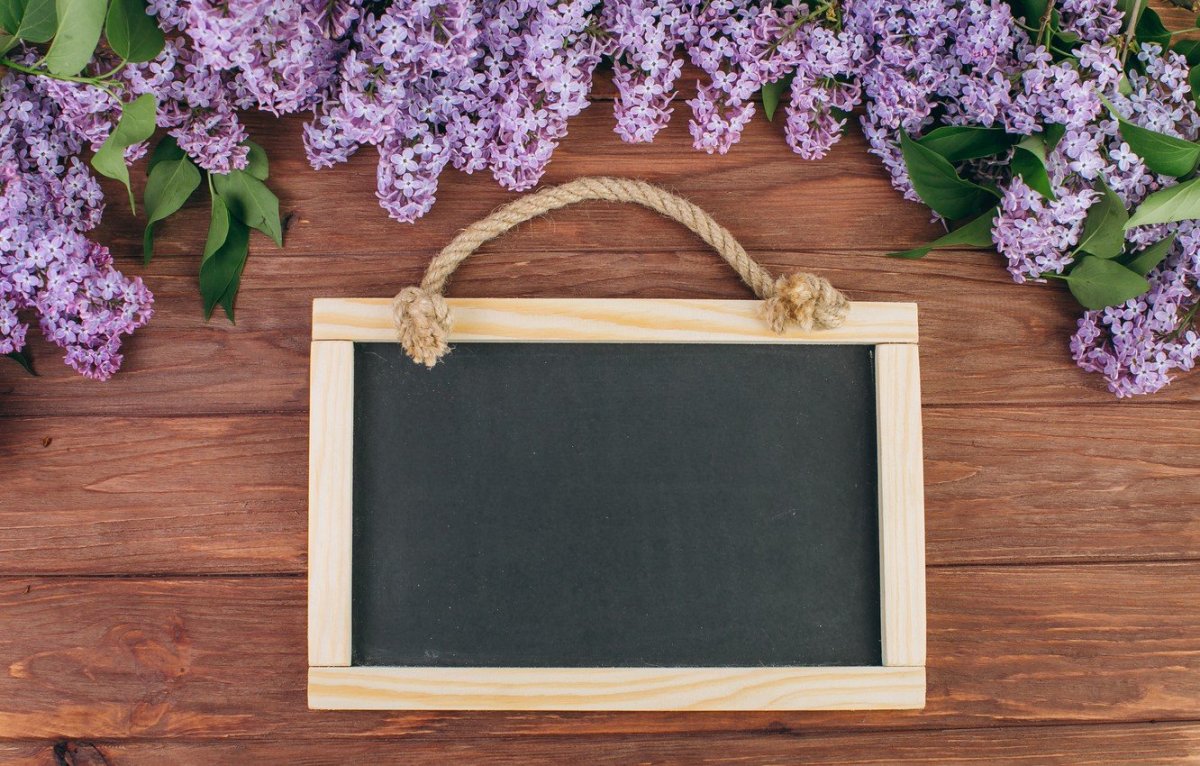 Цветы на деревянной доске