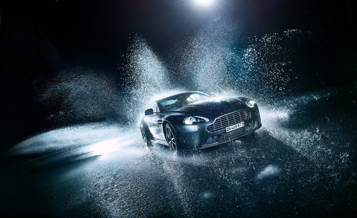 Машина в брызгах воды