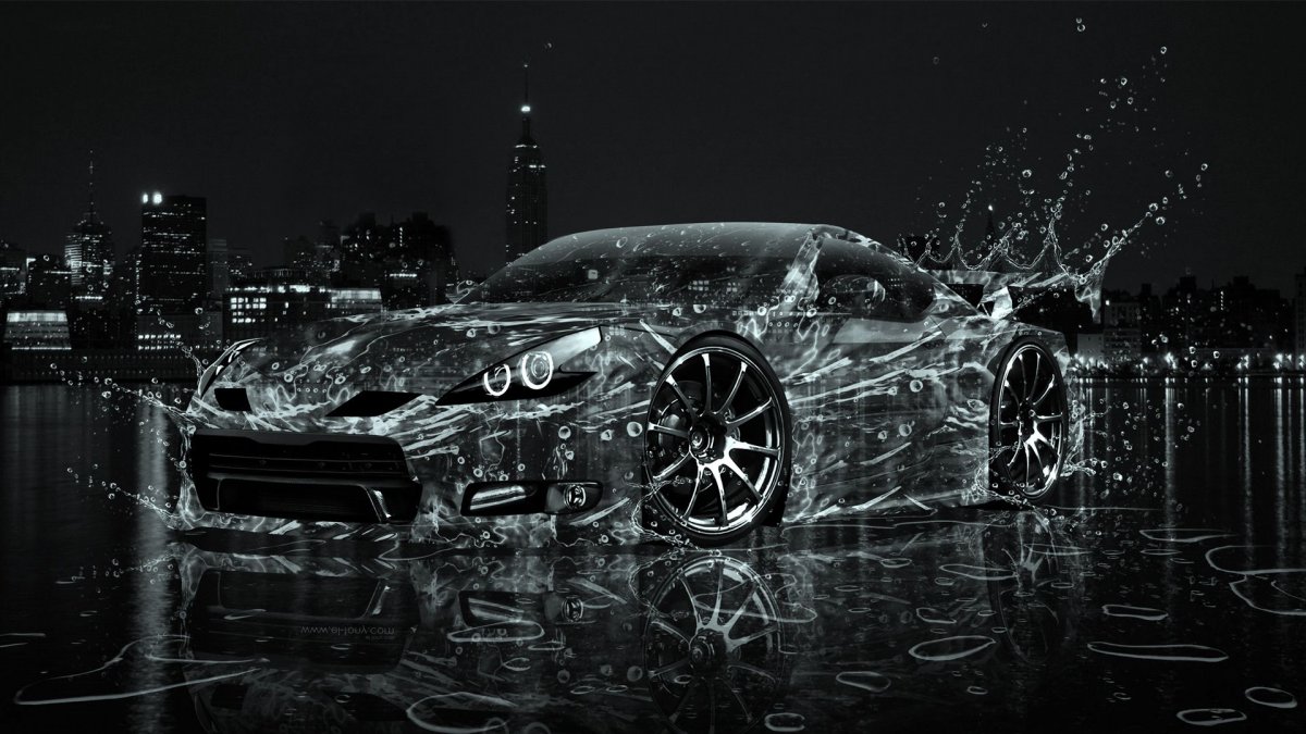 Машина в брызгах воды