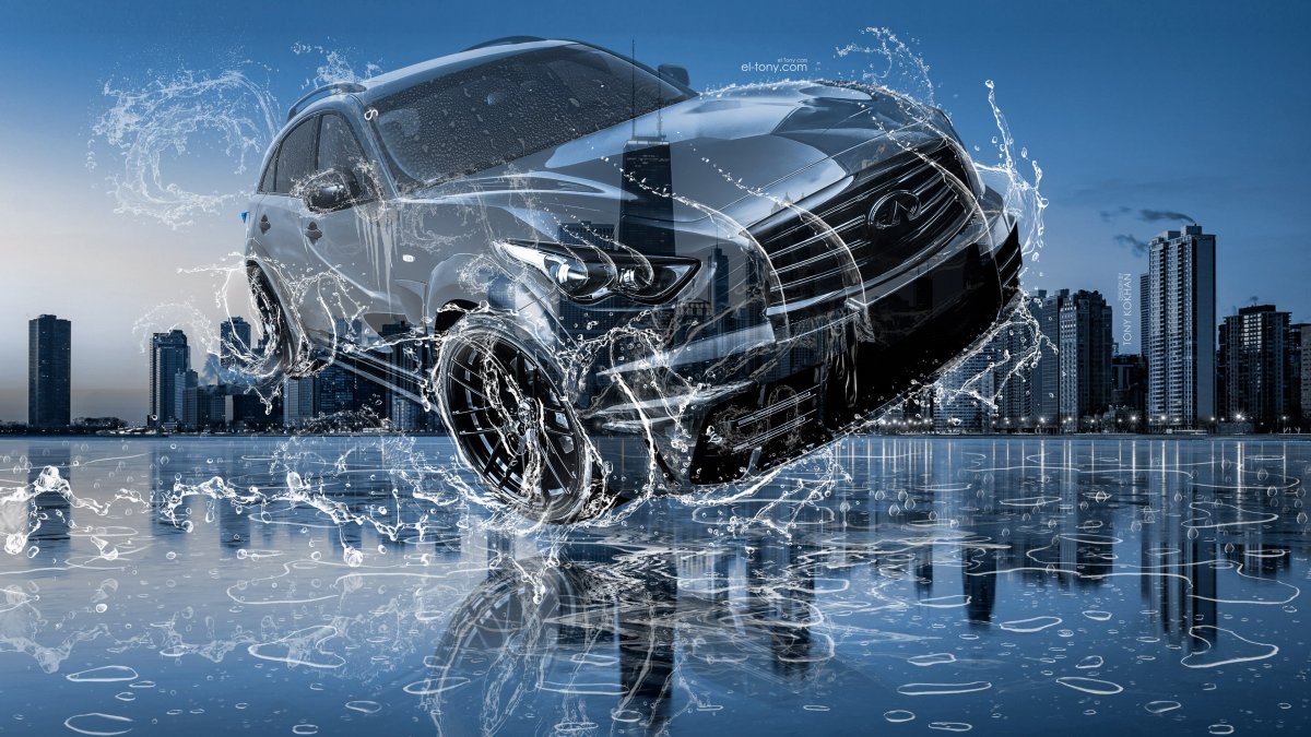 Машина в брызгах воды