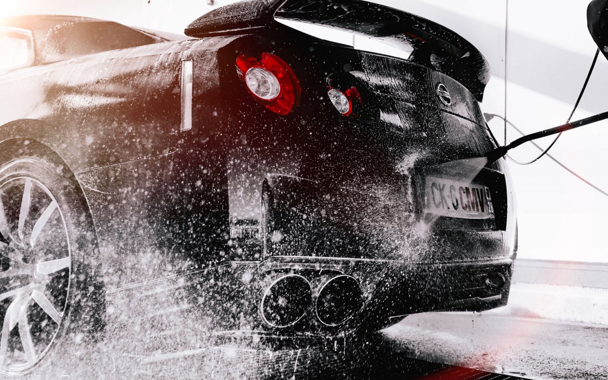 Машина в брызгах воды