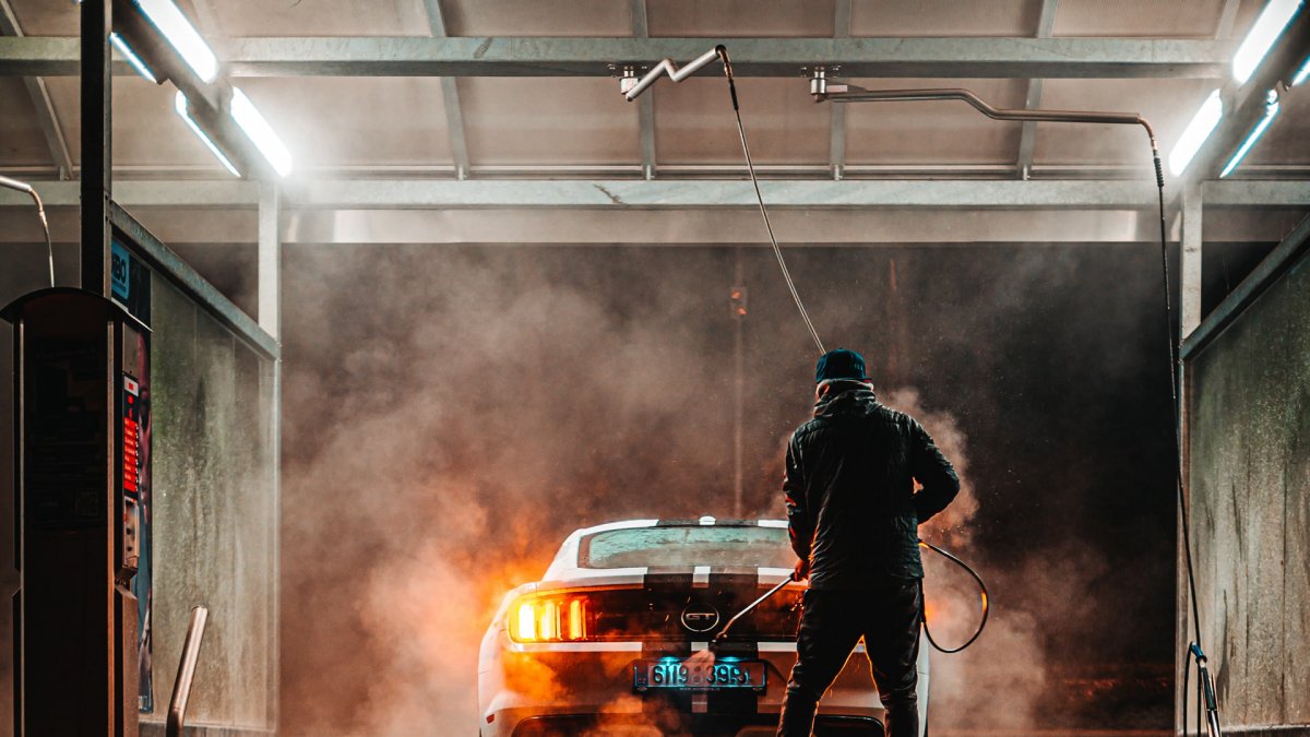 Машина на автомойке для рекламы