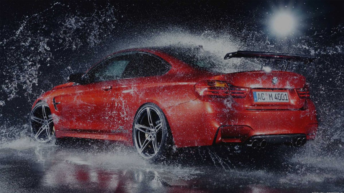 Красная машина на мойке