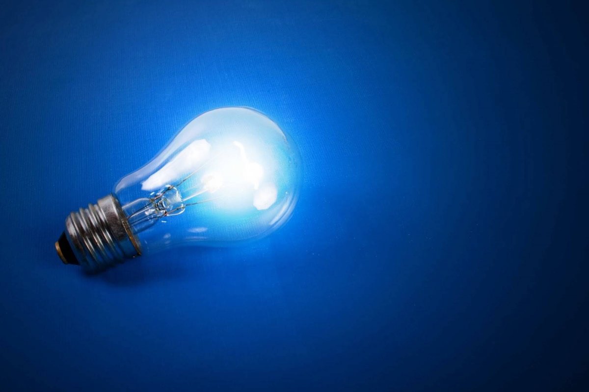 Лампочка на синем фоне