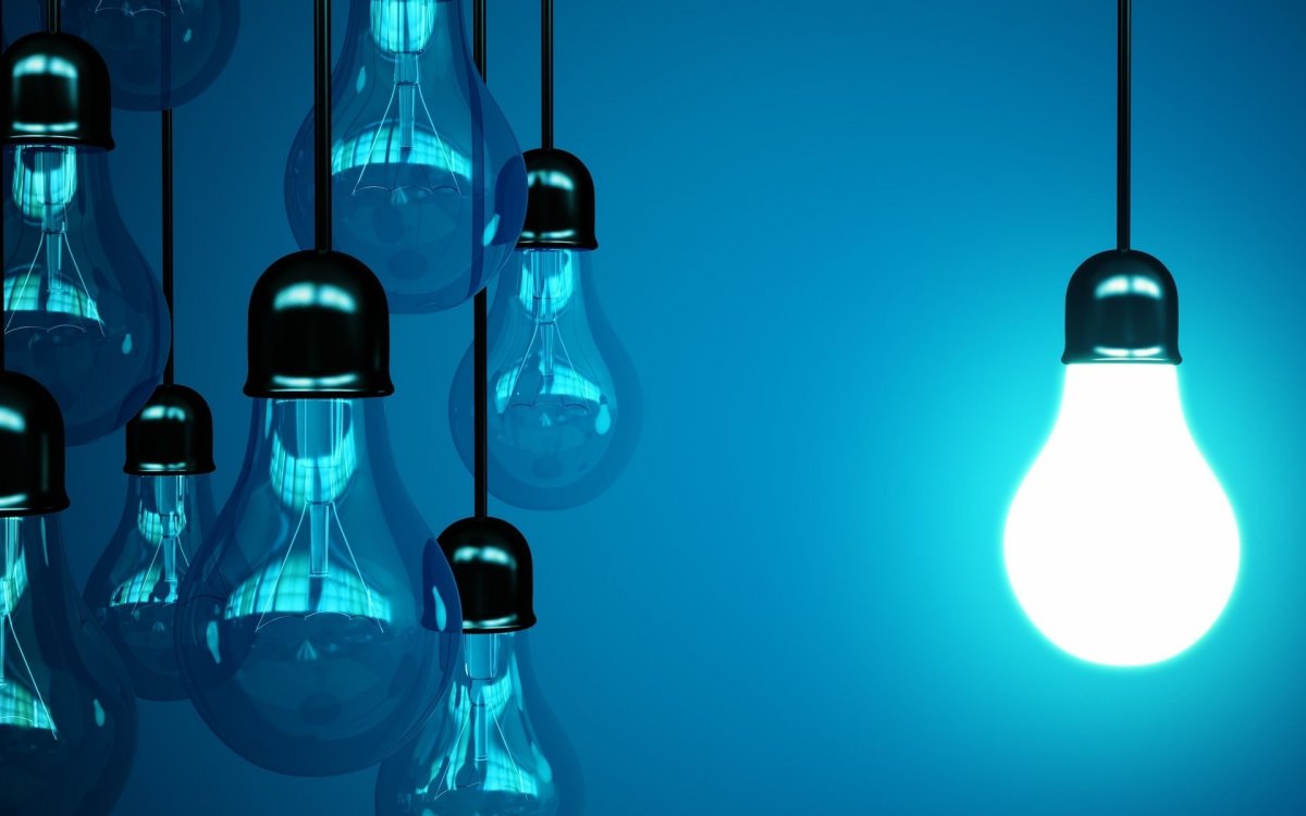 Электрик с лампочкой