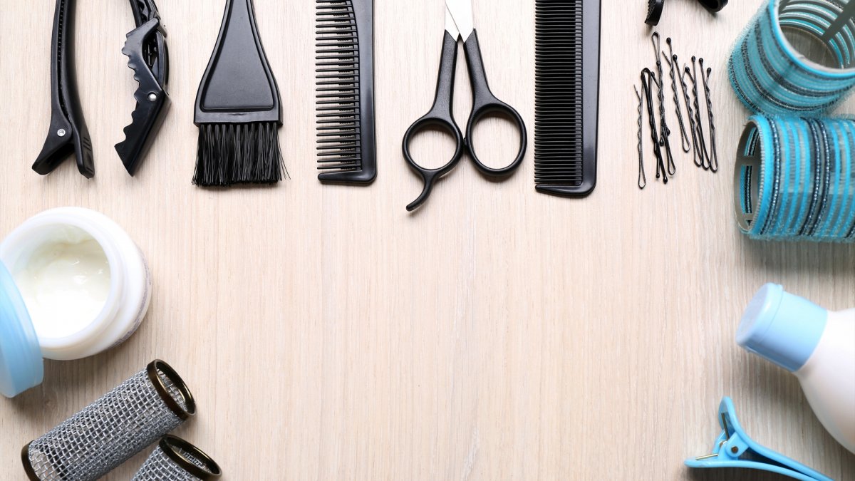 Парикмахерские принадлежности на столе