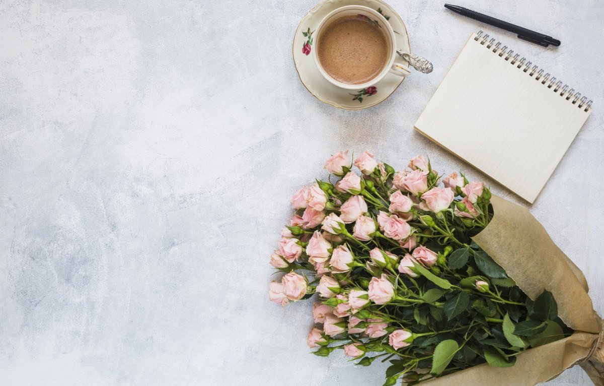 Цветы лежат на столе