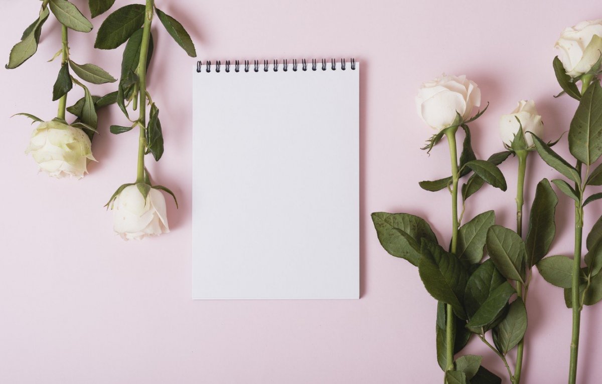 Блокнот на фоне цветов