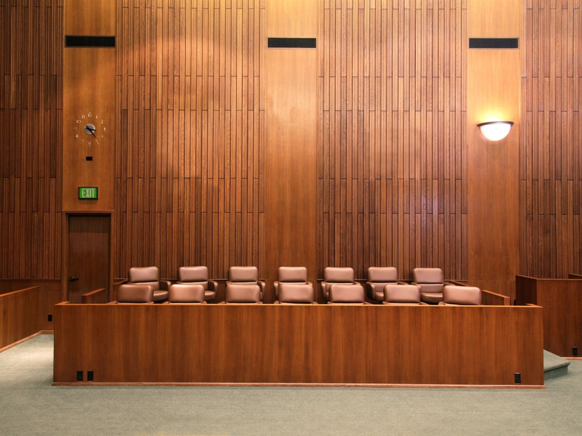 Современный зал суда
