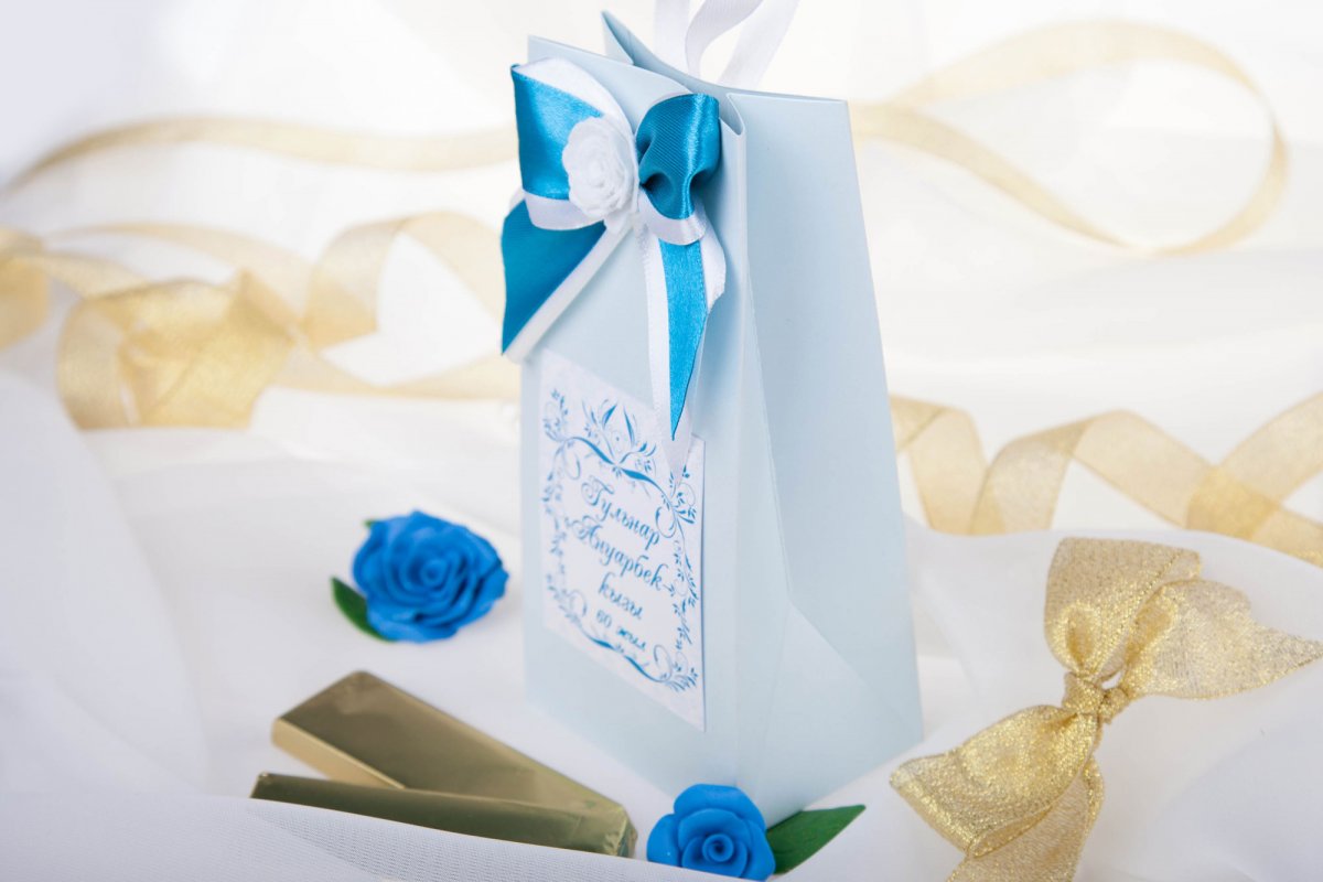 В треугольные пакетики для подарков на свадьбу гостям