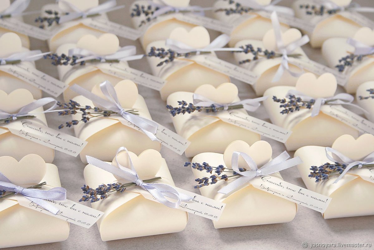 Столы на свадьбу с бонбоньерками