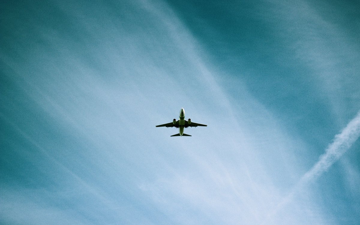Самолет в небе