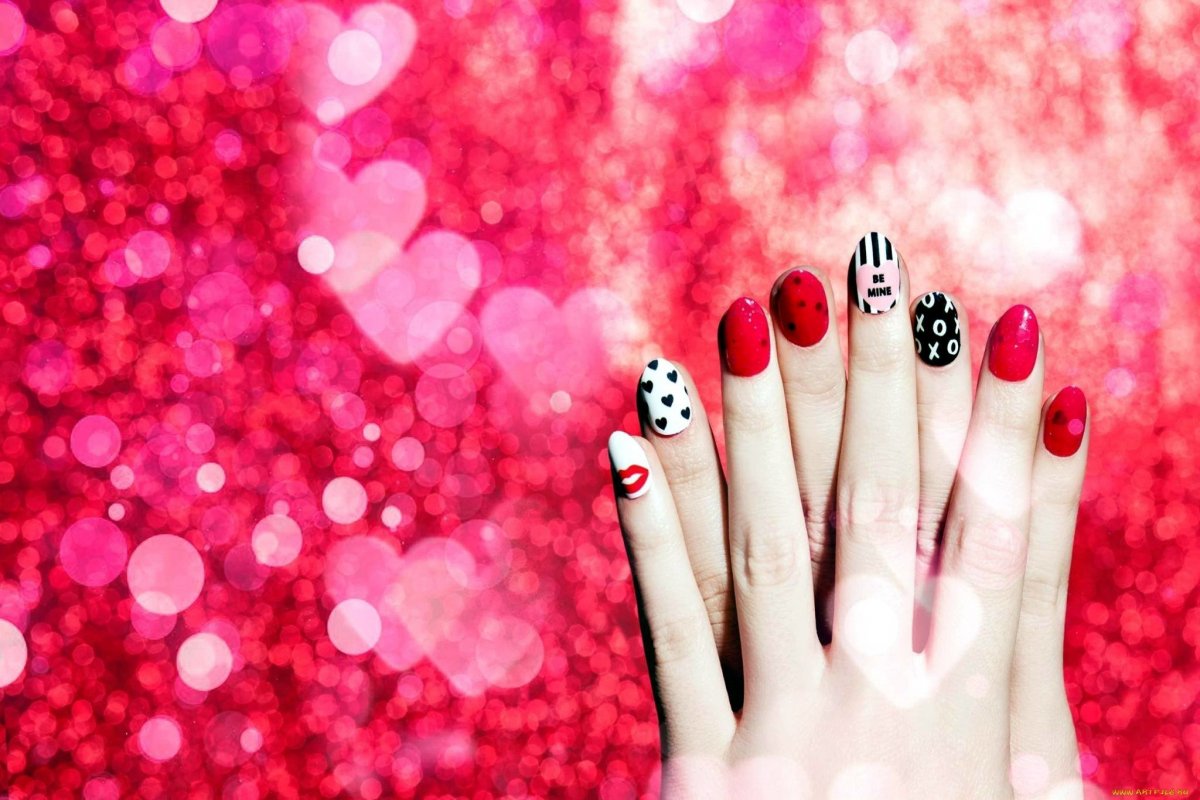 Руки с маникюром