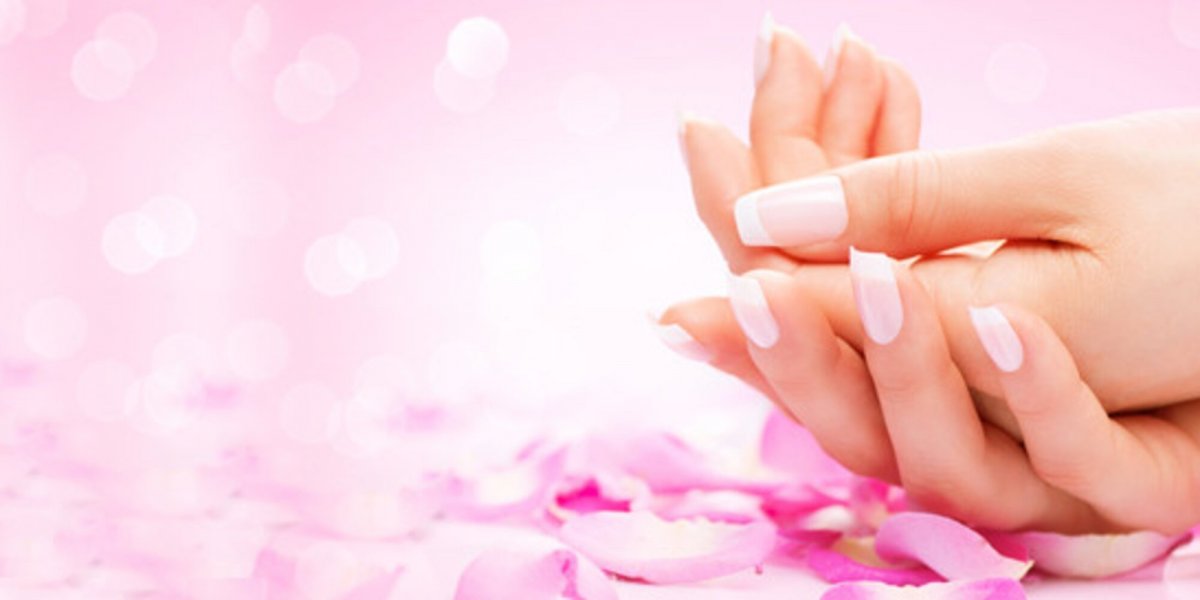 Руки с маникюром