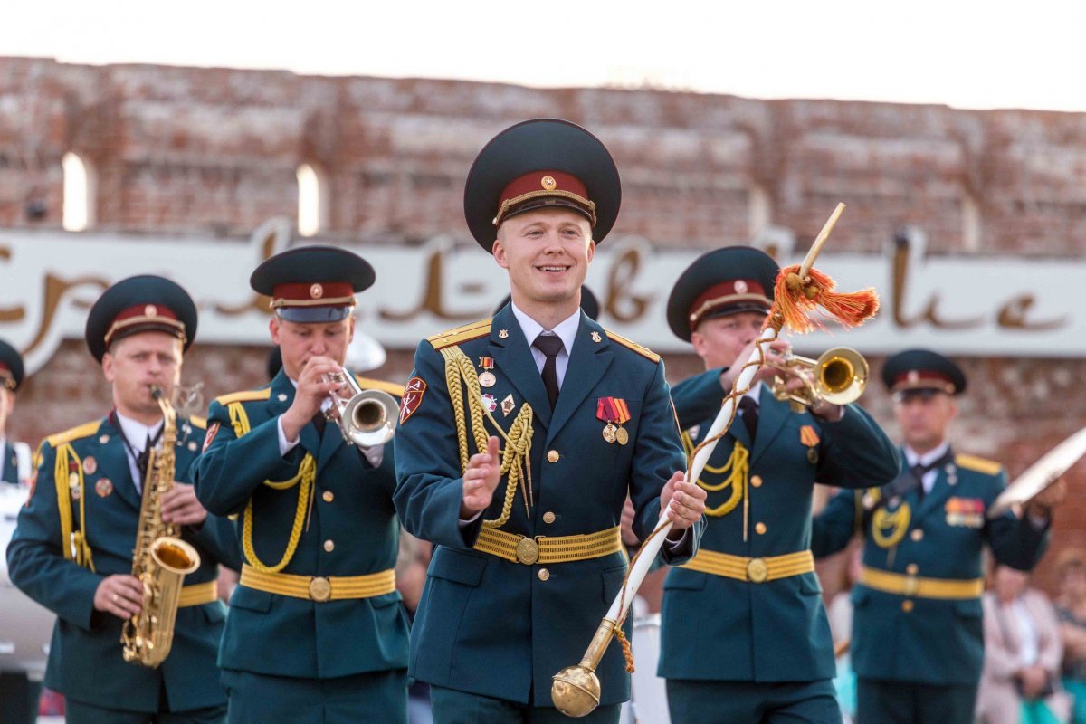 Фанфары салют