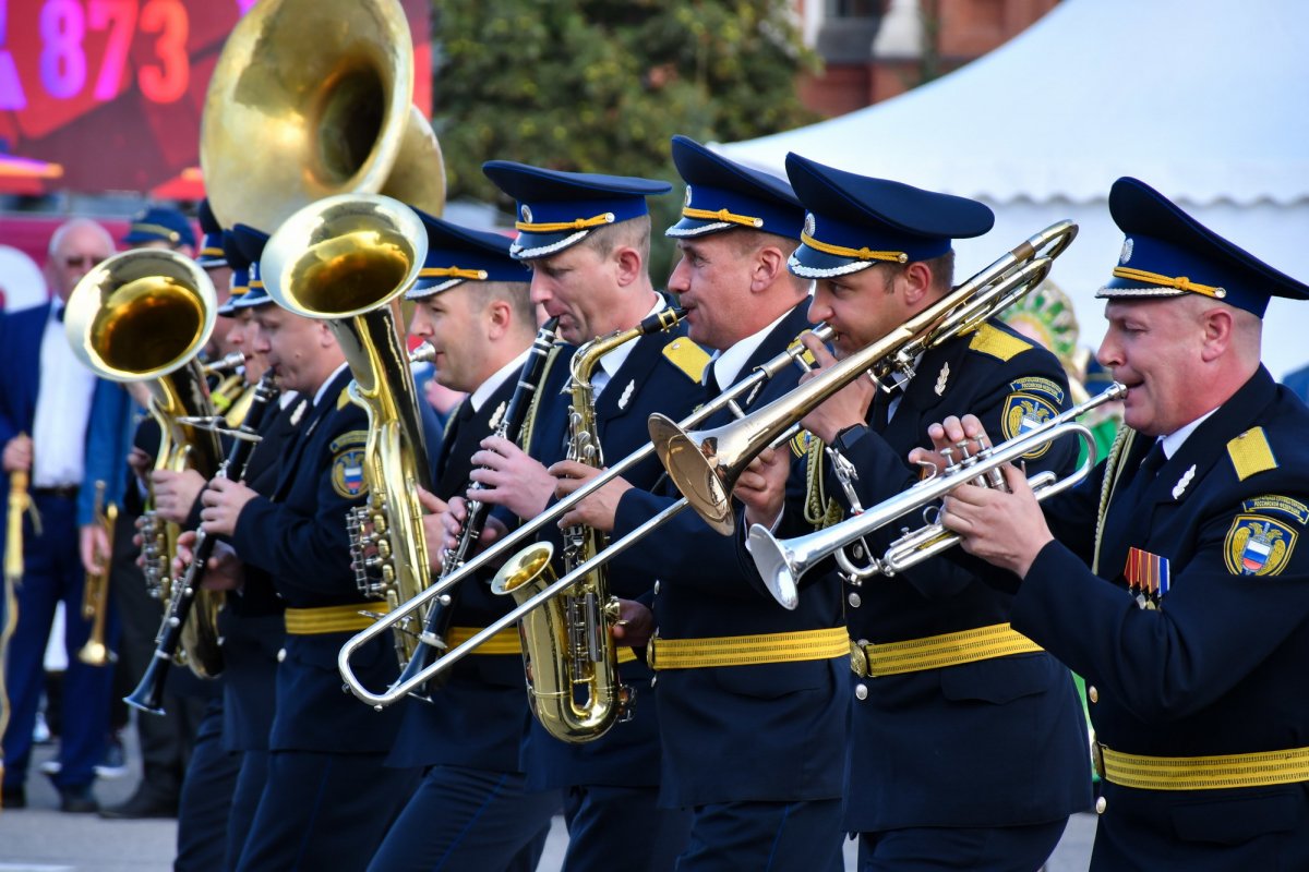 Музыкальные инструменты с цветами