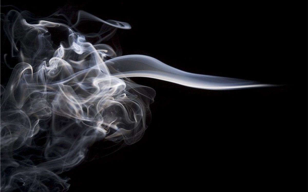 Сигарета на белом фоне