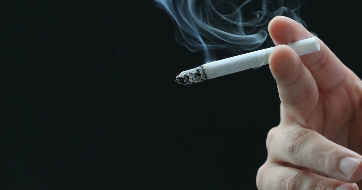 Ломает сигарету